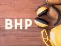 Co powinna zawierać instrukcja bhp, aby zapewnić bezpieczeństwo w pracy?