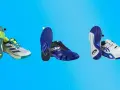 Tre paia di scarpe sportive, con suole in evidenza, mostrano diversi tipi di scarpe per il tennis.