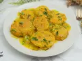 Patatas a la importancia, doradas y tiernas, bañadas en una salsa amarilla con perejil picado. Un plato que demuestra la importancia de las patatas en la cocina.