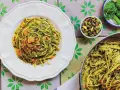 Makaron z pesto, posypany pistacjami i kawałkami łososia. Idealny pomysł, co dodać do makaronu z pesto, by był jeszcze pyszniejszy.
