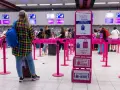 Kolejka do odprawy Wizzair. Tablica informuje, co trzeba wyjąć z bagażu podręcznego: płyny, elektronikę i przedmioty ostre.