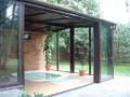 Ogród zimowy z jacuzzi i roślinami. Pomysł, jak tanio zrobić ogród zimowy, by cieszyć się nim przez cały rok.