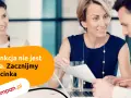 Trzy osoby dyskutują nad dokumentami. Kobieta w granatowej sukience podaje mężczyźnie kartkę. Napis: "Interpunkcja nie jest straszna. Zacznijmy od przecinka".