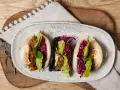 Pyszne bułeczki bao z szarpaną wieprzowiną, czerwoną kapustą i sałatą. Idealne na szybki lunch, oto prosty przepis na bułeczki bao!