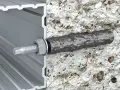 Przekrój pokazuje, jak kotwy chemiczne mocują profil aluminiowy do betonu. Solidne wiązanie zapewnia trwałość konstrukcji.
