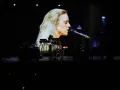Agnes Obel na ekranie i zespół na scenie podczas koncertu.