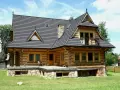Jakie drewno wybrać do budowy domów z bali? Sprawdź najlepsze opcje