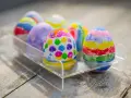 Huevos de Pascua decorados con vibrantes colores y patrones, listos para la búsqueda. ¡Un festín visual de colorear huevos de Pascua!