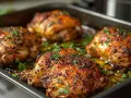 Quatre morceaux de blanc de poulet rôtis, dorés et juteux, parsemés de persil frais. Une recette simple et savoureuse.