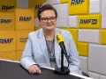 Minister edukacji w jasnej marynarce przed mikrofonem RMF FM.