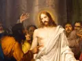 Ein Mann zeigt auf Jesus, der von einer Menge umgeben ist. Die Frage "warum Jesus von Nazareth" wird in diesem Moment der Anklage oder des Zweifels gestellt.