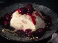 Cremiges Eisparfait mit Kirschsauce und Streuseln, ein köstliches Rezept für heiße Tage.