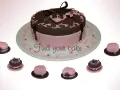Torta centrale marrone e rosa con decorazioni in pasta di zucchero, circondata da mini-torte.