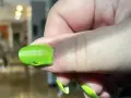 Zastanawiasz się, ile schnie lakier do paznokci? Ten jaskrawozielony manicure wygląda na świeżo pomalowany, ale czy jest już suchy?