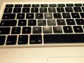 Klawiatura laptopa z widocznymi klawiszami, w tym literami "QWERTY" i "ASDFGH". Można tu znaleźć skrót klawiszowy na wyłączenie komputera.