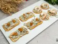 Deliciosas tostas con gulas y gambas, perfectas para tus recetas con gulas para cenar. Un bocado exquisito.