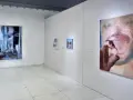 Galeria sztuki z abstrakcyjnymi obrazami. Inspiracja, jak zaprojektować zaproszenie na wernisaż lub premierę książki, może przyjść z tych dzieł.