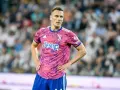 Piłkarz Arkadiusz Milik w różowej koszulce Juventusu z logo Jeep.