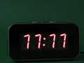Cyfrowy zegar pokazuje 11:11. To moment, gdy numerologiczna 11 i 7 łączą się, tworząc magiczną chwilę.