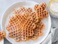 Herzförmige Waffeln mit Puderzucker bestäubt, ein Genuss für Kinder.