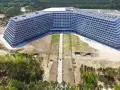 Ogromny hotel Gołębiewski w Pobierowie, z tarasami i basenem. Ile pokoi ma hotel Gołębiewski w Pobierowie? Tego nie widać, ale jest ich mnóstwo!