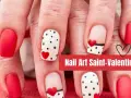 Manucure festive pour la Saint-Valentin : ongles rouges unis et ongles blancs à pois noirs et cœurs rouges.