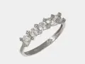 Anello in argento con cinque zirconi incastonati, un simbolo di eleganza e valore.