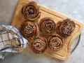 Sju gyllene kanelbullar med pärlsocker, redo att avnjutas. En härlig påminnelse om hur bakar man.