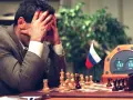 Garry Kasparov, le visage dans les mains, face à Deep Blue. L'horloge d'échecs affiche 1:57 et 1:56.
