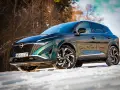 Zielony Nissan Qashqai na śniegu. Wiele osób szuka nissan qashqai opinie, by sprawdzić, jak radzi sobie w trudnych warunkach.