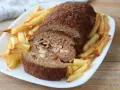 Polpettone ripieno di prosciutto e formaggio, cotto in friggitrice ad aria, servito con patatine fritte croccanti.