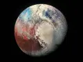 Plutón, con su carta astral de colores rojizos, blancos y azules, revela un paisaje helado y misterioso en el espacio.