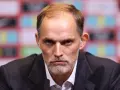Thomas Tuchel, były trener Chelsea, z poważną miną przed mikrofonem.