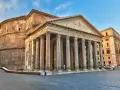 Le Panthéon de Rome, chef-d'œuvre antique, se dresse majestueusement avec ses colonnes imposantes et son dôme emblématique.