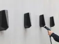 En hand håller en laddkabel mot en Easee laddbox. Ett potentiellt Easee laddbox problem kan vara att kabeln inte kopplas in korrekt.
