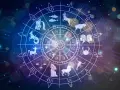 Zodiak z symbolem bliźniąt od kiedy? Koło zodiaku z wizerunkami znaków, w tym bliźniąt, na tle kosmicznym.