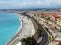 Słynne francuskie plaże w Nicei, z turkusową wodą Morza Śródziemnego i malowniczą promenadą.