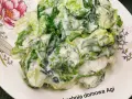 Sałatka z sałaty masłowej z kremowym dressingiem. Prosty pomysł, co zrobić z sałaty masłowej na lekki posiłek.