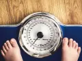 Dziecko staje na wadze. Zastanawiasz się, ile powinien ważyć 14 latek przy wzroście 170 cm?