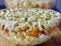 Pyszna sałatka z kurczakiem i makaronem farfalle, polana sosem pesto. Idealna na letnie dni.