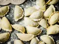 Surowe pierogi, gotowe do gotowania. Idealne na keto obiad, jeśli masz dobry pierogi keto przepis.