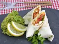 Fajitas de pollo jugosas con guacamole, limón y perejil.