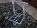 Samodzielnie zbudowana drukarka 3d diy, gotowa do pracy.