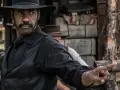 Denzel Washington w westernowym kapeluszu, jak w jego najlepszych filmach, wskazuje palcem.