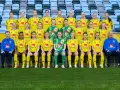 Svenska damlandslaget fotboll poserar för ett lagfoto i sina gula matchställ.