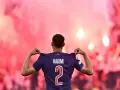 Hakimi, jeden z najlepszych obrońców na świecie, w otoczeniu czerwonych rac.