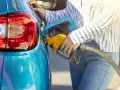 Persona fa rifornimento alla sua auto blu, pensando a come pneumatici con bassa resistenza al rotolamento migliorano l'efficienza.