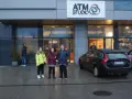 Przed budynkiem ATM Studio, gdzie jest nagrywane Koło Fortuny, stoją trzy dziewczyny.