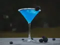 Najlepsze drinki z Blue Curacao, które zaskoczą Twoich gości