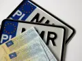 Dwa polskie dowody rejestracyjne i tablice z literami "NMR". Cały proces **cal rejestracja** jest tu widoczny.